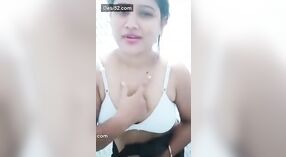 Una seducente donna indiana mostra il suo seno 0 min 0 sec