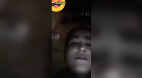 Una joven india muestra sus pechos y genitales ante la cámara. 0 mín. 40 sec