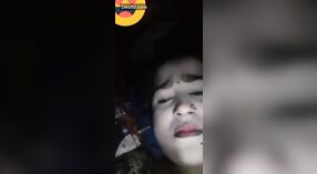 Una joven india muestra sus pechos y genitales ante la cámara. 1 mín. 00 sec