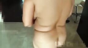 Desi tia e seu novo amante se envolver em sexo apaixonado, com a tia dizendo Papai, meus peitos grandes são muito pequenos para esta blusa 0 minuto 0 SEC