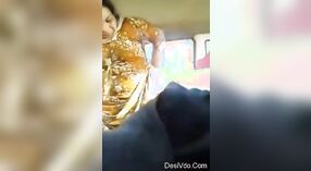 パキスタンのカップルが車で性的活動に従事している 3 分 40 秒