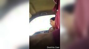 パキスタンのカップルが車で性的活動に従事している 4 分 20 秒