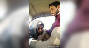 Un couple pakistanais se livre à une activité sexuelle dans un véhicule 0 minute 0 sec