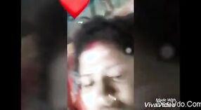 Sultry Indian Boudi在现场表演中揭开了她的乳房 0 敏 0 sec