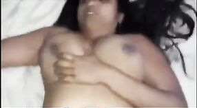 Apoorva, seorang gadis Tamil seksi, berhubungan intim dengan pacarnya dalam video beruap 0 min 0 sec