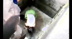 Câmera escondida captura Desi menina tomar banho nua, mostrando seus peitos impressionantes 0 minuto 40 SEC