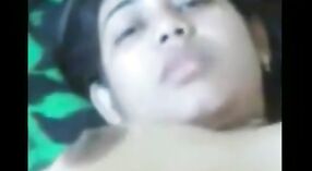 Gadis perguruan tinggi teknik India terlibat dalam seks beruap dengan pacar dalam video MMS 1 min 40 sec