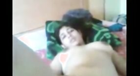 Indian Engineering College Girl engagiert sich mit einem Freund mit einem Freund in MMS -Video 2 min 00 s