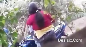 Um par de índios se envolver em atividade sexual na rua, observado por uma câmera escondida 0 minuto 0 SEC