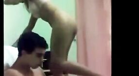 Desi adolescente se pone traviesa en un dormitorio de albergue de caballeros 3 mín. 00 sec