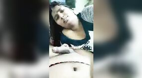 Indiase Pornoster Swathi Naidu geeft een handjob en voert orale seks uit 0 min 0 sec