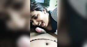 Indiano porno star Swathi Naidu dà un handjob e performs orale sesso 1 min 10 sec