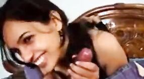 Gadis perguruan tinggi India dari Bangalore memberikan blowjob panas 1 min 00 sec