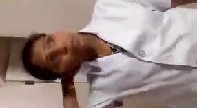 Pertunjukan strip provokatif dokter India yang menggoda 0 min 0 sec