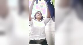 Secretaria india hace alarde de pechos grandes en el baño 0 mín. 0 sec