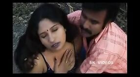 Bojo India melu ing jinis ruangan karo kanca lanang, nampilake cleavage jero lan Boobs Boobs 4 min 40 sec