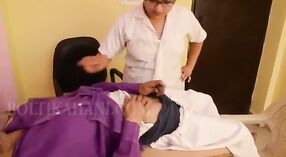 Pemeriksaan dokter berubah menjadi pertemuan beruap dengan pasien 3 min 50 sec