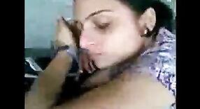 Sensual mama jogar e dedo estimulação de um jovem Gujarati mulher íntima área 1 minuto 20 SEC