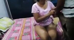 Desi esposa se entrega Em caso secreto com vizinhos filho pego na câmera escondida 0 minuto 0 SEC