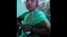 Wanita dewasa Tamil dengan payudara besar merangsang putingnya 0 min 0 sec