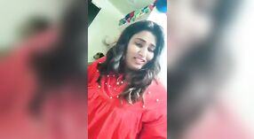 Vidéo de sexe de famille indienne mettant en vedette Chachi et Papa baisant dans la voiture 0 minute 0 sec