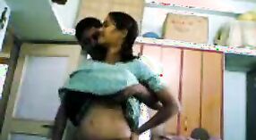 Antarvasna Hot Bihari Housemaidは配管工に犯されます 0 分 0 秒