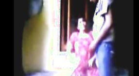 Video porno indio gratis de una ama de casa punjabí vestida de rojo salwar kameez teniendo sexo con su esposo 2 mín. 00 sec