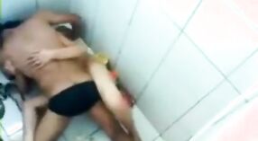 Vidéo secrètement enregistrée d'une étudiante de Delhi ayant des relations sexuelles dans la salle de bain 4 minute 20 sec