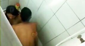 Video registrato segretamente di una ragazza del college di Delhi che fa sesso in bagno 0 min 0 sec