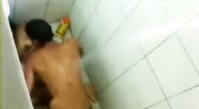 Vidéo secrètement enregistrée d'une étudiante de Delhi ayant des relations sexuelles dans la salle de bain 0 minute 50 sec