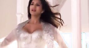 Sunny Leone et son groupe dans une séance torride à trois 3 minute 50 sec