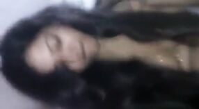 Desi college girl z Chennai daje ustne i angażuje się w hardcore seks z indyjskim mężczyzną 5 / min 00 sec