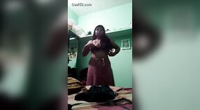 Villaggio casalinga in India altera il suo abbigliamento 0 min 0 sec