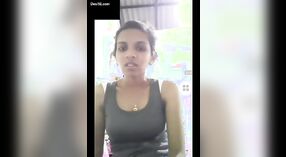 Une jeune femme d'une communauté indienne rurale expose ses seins lors d'un appel vidéo 0 minute 0 sec