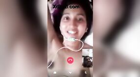 Người Phụ Nữ Ấn Độ tuyệt Đẹp hiển thị mình trên trò chuyện video 1 tối thiểu 30 sn