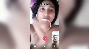 Superbe femme indienne s'affiche sur un chat vidéo 2 minute 40 sec