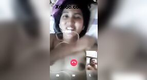 Impresionante mujer india se muestra a sí misma en el chat de video 5 mín. 00 sec