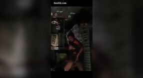 Una mujer casada de una comunidad rural india es besada y acariciada apasionadamente en la boca 2 mín. 20 sec