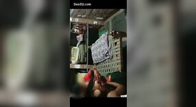 Seorang wanita yang sudah menikah dari komunitas pedesaan India dengan penuh gairah dicium dan dibelai di mulut 0 min 30 sec