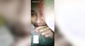 Gadis Asia Selatan yang cantik dan menggemaskan ditampilkan di obrolan video 5 min 20 sec