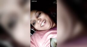 Bocah wadon India mbabarake dhadhane lan tempek ing webcam 4 min 00 sec