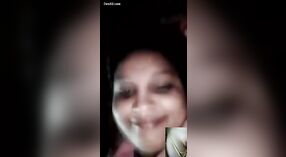 Bocah wadon India mbabarake dhadhane lan tempek ing webcam 4 min 30 sec