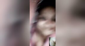 Indiase meisje exposing haar borsten en vagina op webcam 1 min 00 sec