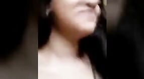 Une beauté indienne exhibe ses courbes devant sa webcam (Mise à jour) 2 minute 00 sec