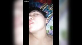 Wanita Pakistan sing nggumunake nyenengake ing kegiatan seksual kanthi tikel lan vokalisasi kesenengan kanthi pirang-pirang patang video 3 min 50 sec