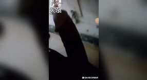 Menina indiana exibe seu mamilo durante uma chamada de vídeo 1 minuto 50 SEC