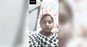 Niña india muestra su pezón durante una videollamada 2 mín. 10 sec