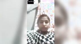 Menina indiana exibe seu mamilo durante uma chamada de vídeo 2 minuto 20 SEC