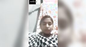 Niña india muestra su pezón durante una videollamada 2 mín. 30 sec