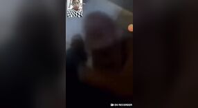 Niña india muestra su pezón durante una videollamada 1 mín. 00 sec